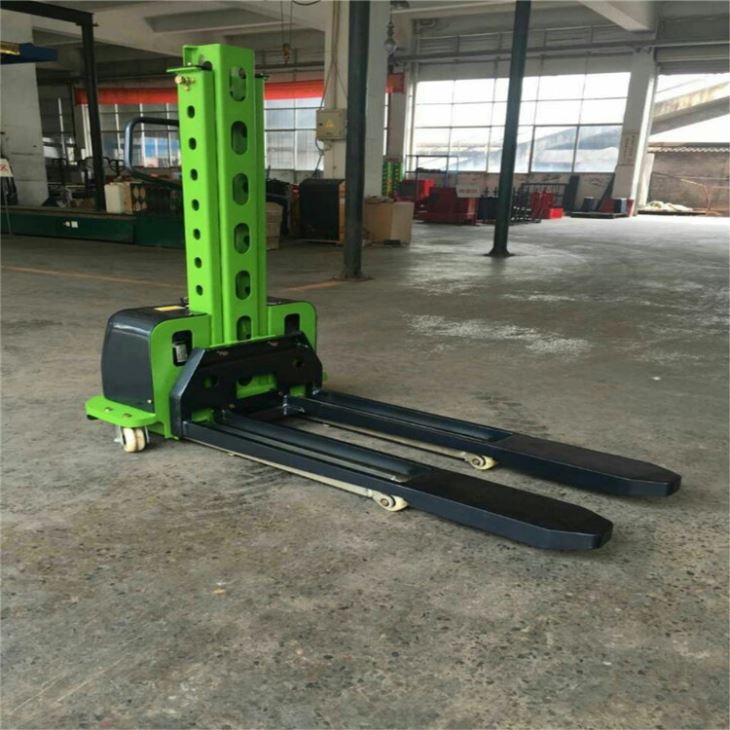 Impilatore autocaricante con altezza di sollevamento di 800 mm