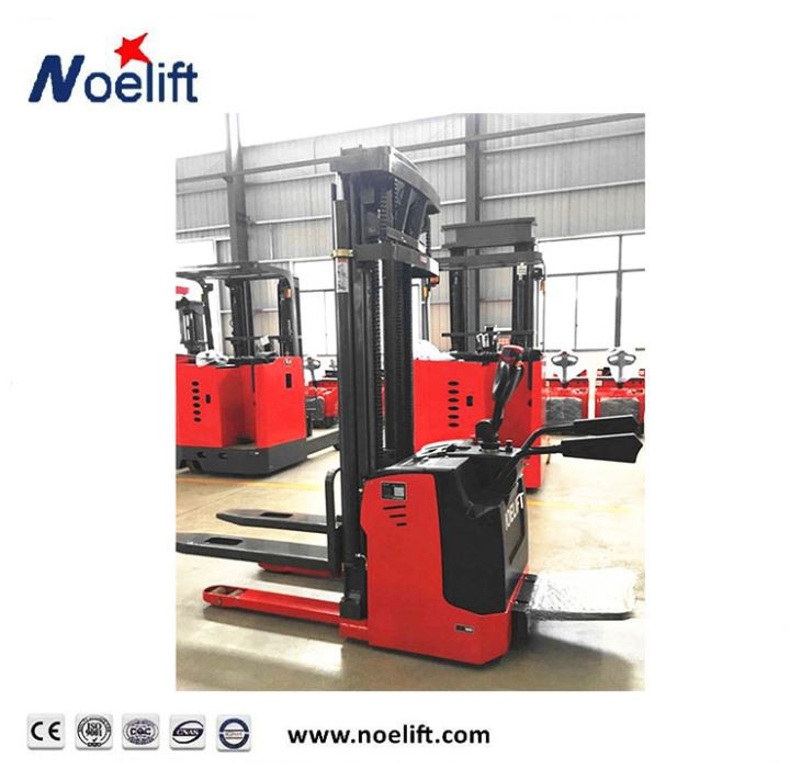 Carrello elevatore elettrico di tipo stand-on