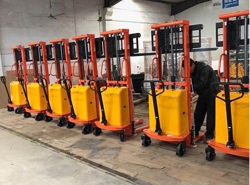 Impilatore semi elettrico a gamba regolabile da 1500 kg