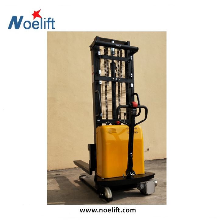 Carrello elevatore elettrico impilatore di tipo mini con capacità di 1000 kg in Cina