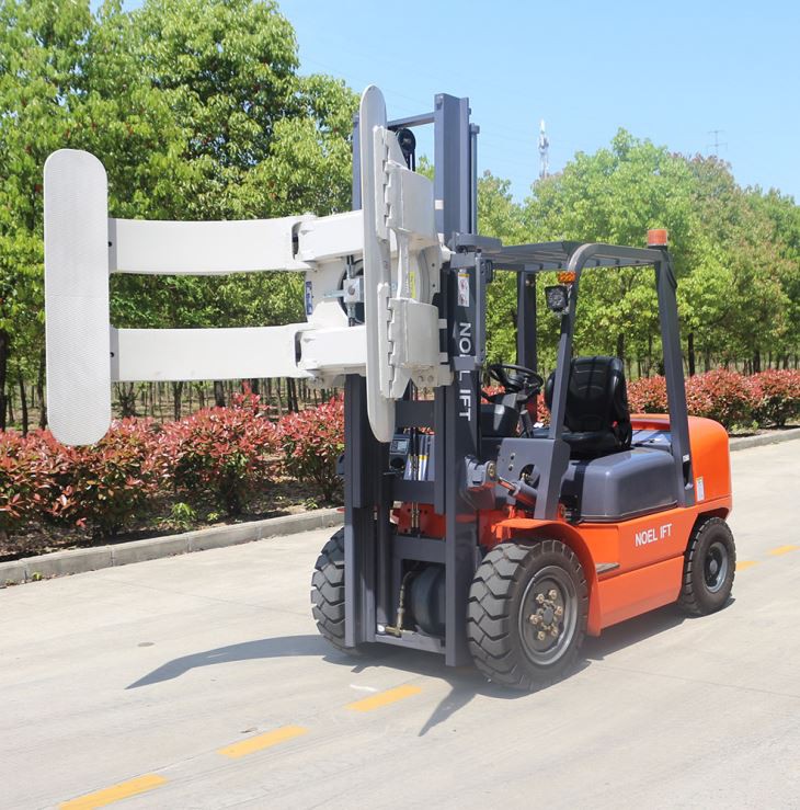 Carrello elevatore diesel con pinza per rotoli di carta