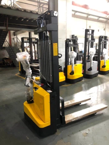 Carrelli elevatori elettrici con piattaforma 1500 kg 4500 mm Impilatore di pallet completamente elettrico
