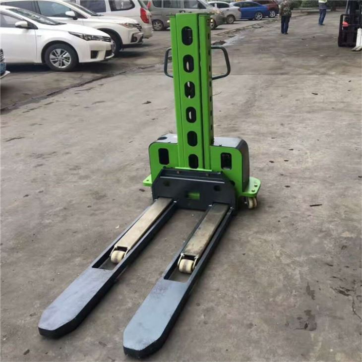 Impilatore di pallet a sollevamento automatico per furgoni