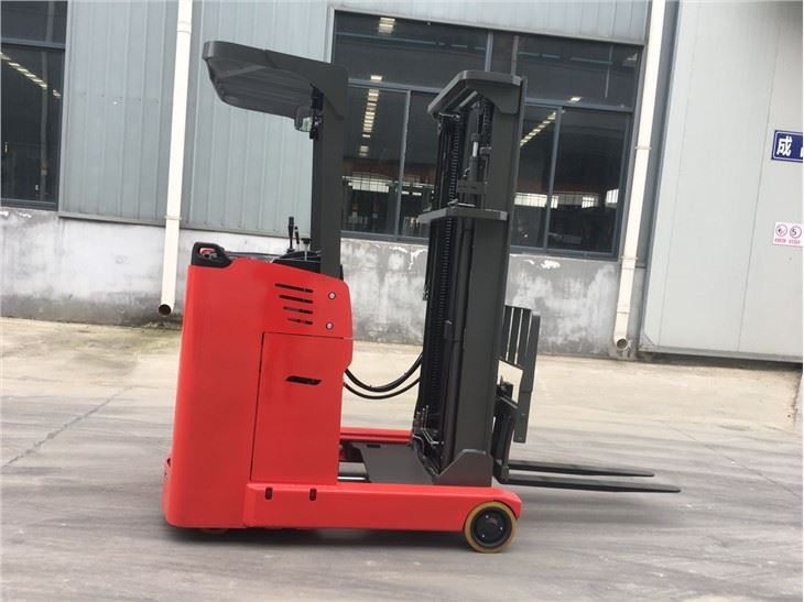 Electric Reach Truck The Mast Moves Forward And Retract As A Whole