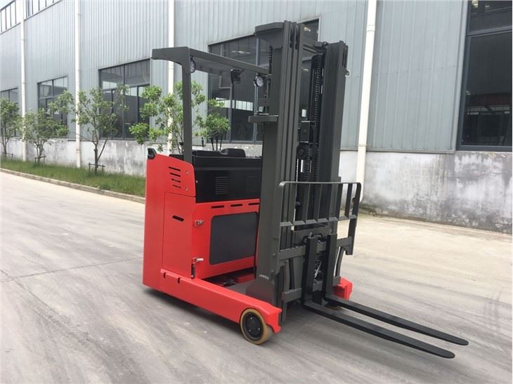 Electric Reach Truck The Mast Moves Forward And Retract