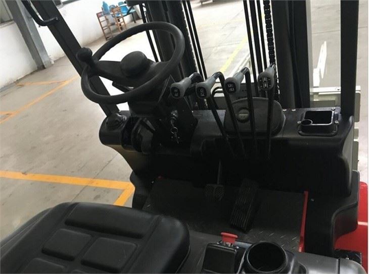 Low Gravity Center Safer 2 Ton Electric Forklift With Bale Clamp