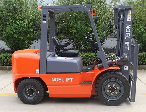 Carrello elevatore a forcale diesel con contrappeso di capacità nominale 3000 kg