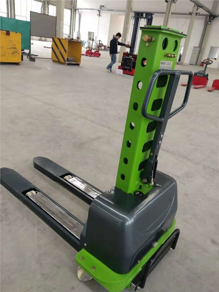 Impilatore autocaricante da 500 kg