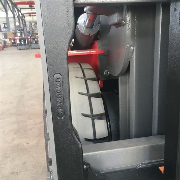 low price Four Wheel Electric Forklift
