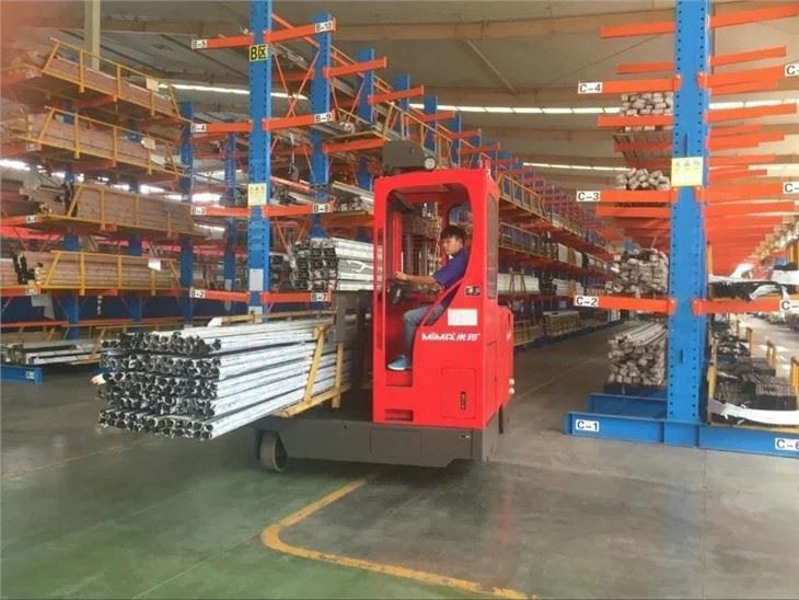 Carrello retrattile multidirezionale