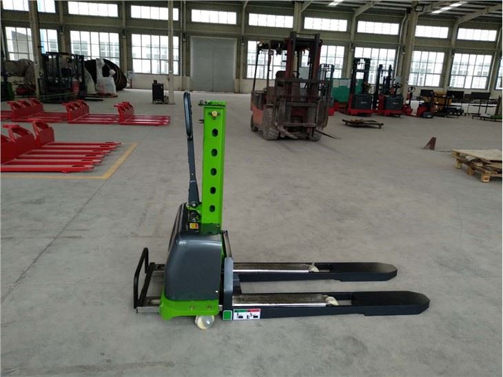 Piccolo magazzino di fabbrica 500kg 0.8m-1.3m Impilatore di pallet semi elettrico