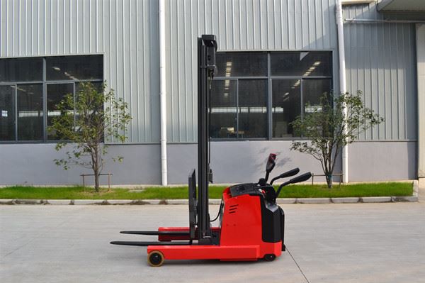 Gestire il carrello retrattile elettrico