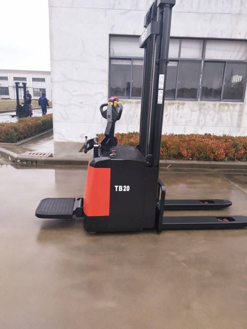 Carrello elevatore elettrico da 3 m con 2000 kg dalla Cina