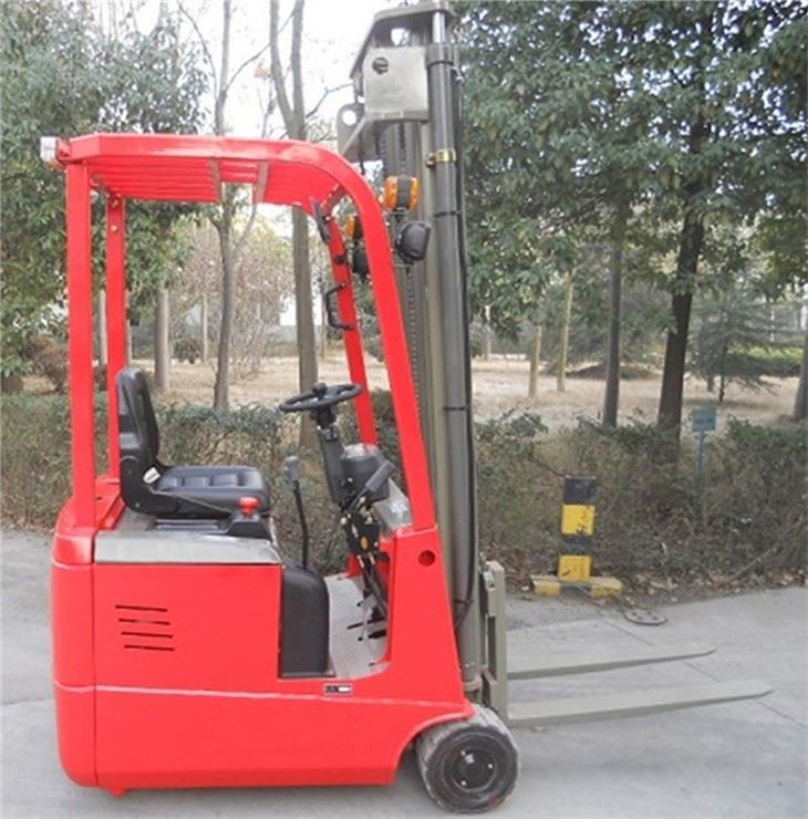 Three-pivot Counterbalanced Forklift