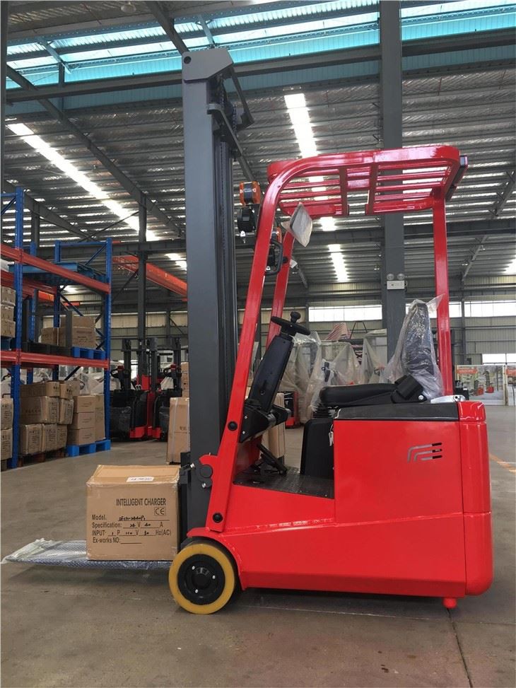 Carrello elevatore controbilanciato a tre perni con montante diverso da 1000 kg