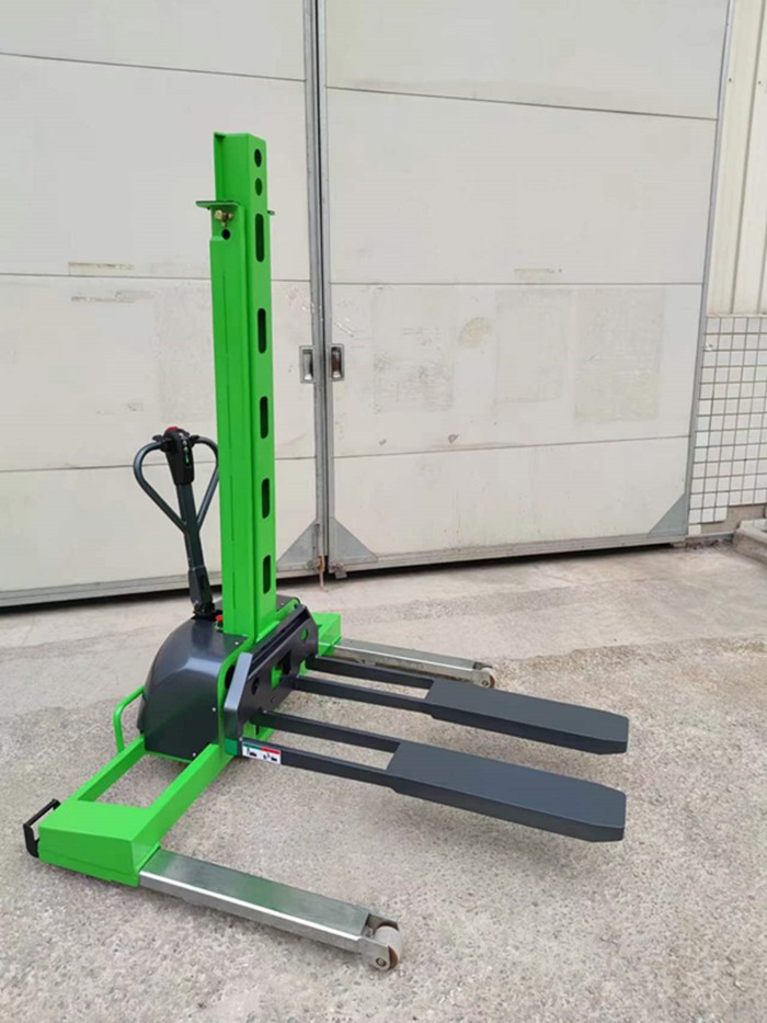 Impilatore di pallet autocaricante per caricare e scaricare