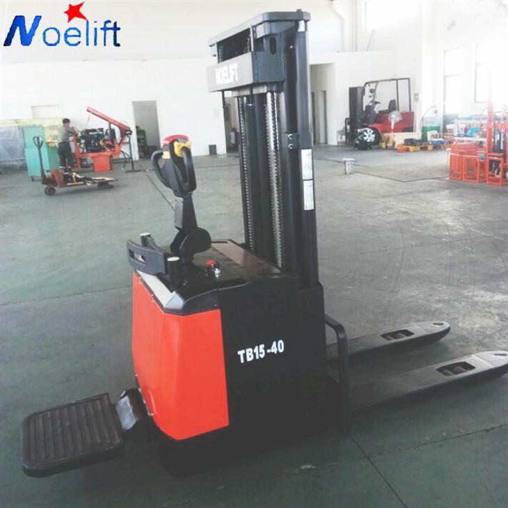 Impilatore di pallet elettrico per l'utilizzo in magazzino